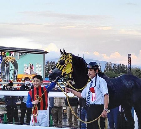 　ＪＢＣクラシックを制したミューチャリーと吉原寛人騎手（左）＝２０２１年１１月３日・金沢競馬場