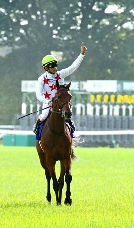 　オークスを制しファンの声援にＮｏ．１ポーズで応える浜中