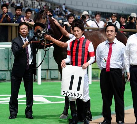 ６Ｒメイクデビュー東京を制したウインシトリンと丸山元気騎手（右から２人目）＝東京競馬場（撮影・三好信也）