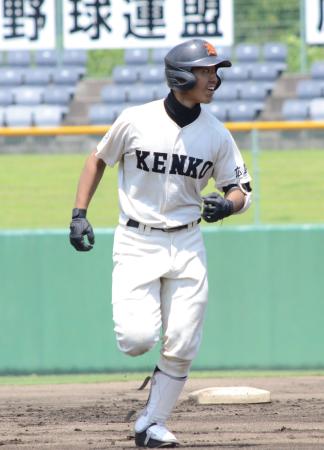 　初回、先制３点本塁打を放ってダイヤモンドをまわる広島工・久保田