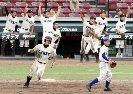 　１４回、左中間突破の適時二塁打を放った広島工・宇佐美は右拳を握りながら一塁を回る