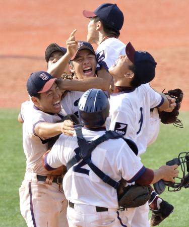 　優勝を決め抱き合い喜ぶ松井（中央）ら桐光ナイン（撮影・会津智海）