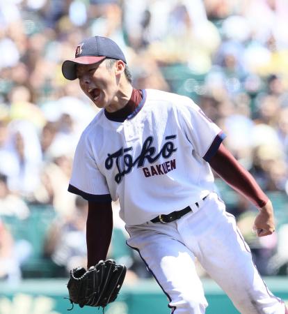 　９回、最後の打者を三振に打ち取り、こん身の雄叫びを上げる桐光学園・松井（撮影・高部洋祐）