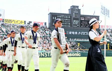 　大阪桐蔭に敗れ、準優勝盾を手にした光星学院・田村（中央）を先頭にグラウンドを行進する光星学院ナイン＝甲子園（撮影・高部洋祐）