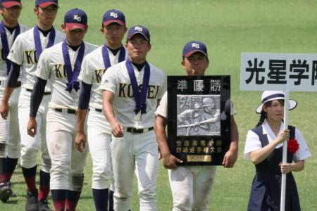 　準優勝に終わり、悔しそうに行進する（右２人目から）田村、北條ら光星学院ナイン（撮影・岡田育磨）