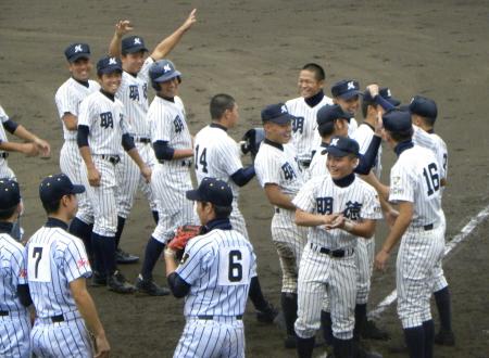 　抽選の結果、勝利を告げられ喜ぶ明徳義塾ナイン（撮影・斉藤章平）