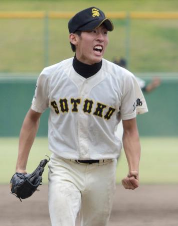 　延長１１回を投げ抜き勝利の雄たけびを挙げる崇徳・近森