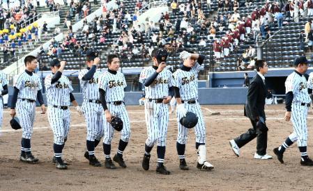 　悔しさをにじませグラウンドを後にする東海大甲府ナイン