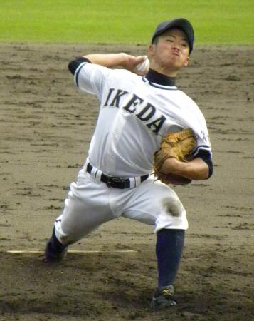 　１失点完投で四国大会２６年ぶり勝利に貢献した池田・渡辺（撮影・斉藤章平）
