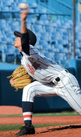 　完投で一回戦を突破した浦和学院の小島