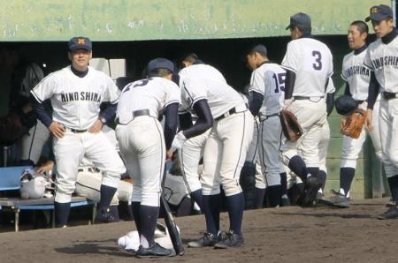 　ベンチでさい配を振るう箕島・尾藤強監督（左端）＝撮影・中野裕美子