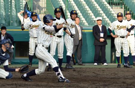 　若林監督（右から２人目）の見つめる中、打撃練習するいわき海星・鈴木（撮影・保田叔久）