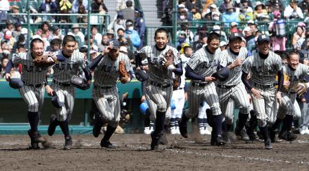 　沖縄尚学に圧勝し応援席へと駆け出す５安打の浅井（左から４人目）ら敦賀気比ナイン（撮影・岡田育磨）