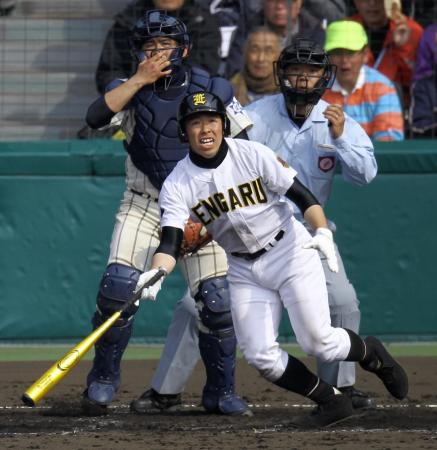 　６回、中越えに決勝タイムリー三塁打を放つ柳橋。捕手・作山