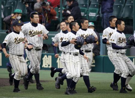 　２１世紀枠対決で敗れたものの晴れやかな表情でスタンドへあいさつに向かういわき海星ナイン（撮影・辰巳直之）