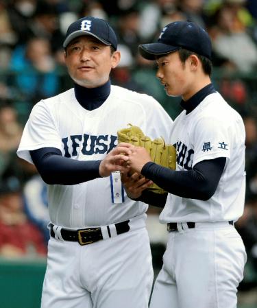 　県岐阜商‐花咲徳栄　２回裏を投げ終え、父親でもある藤田監督と話す県岐阜商先発の藤田＝甲子園
