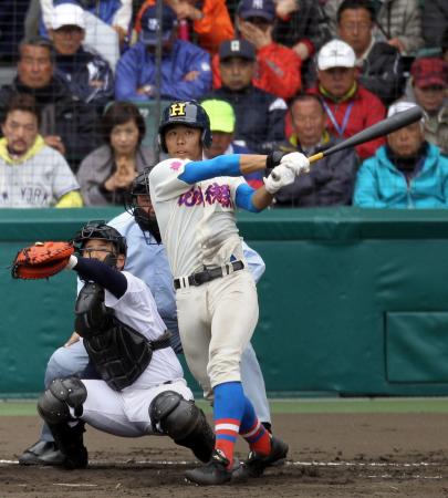 　４回、左中間へ本塁打を放つ若月（撮影・立川洋一郎）