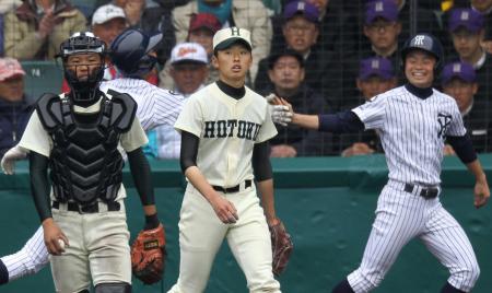 　８回、常葉学園菊川・遠藤が３点タイムリー二塁打を放って逆転（中央右は報徳・乾、左は松谷）＝撮影・立川洋一郎