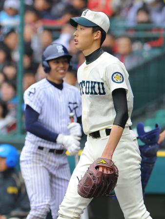 　８回、常葉学園菊川の遠藤に逆転の適時三塁打を打たれスコアボードを見つめる報徳のエース乾（右）＝撮影・宮路博志