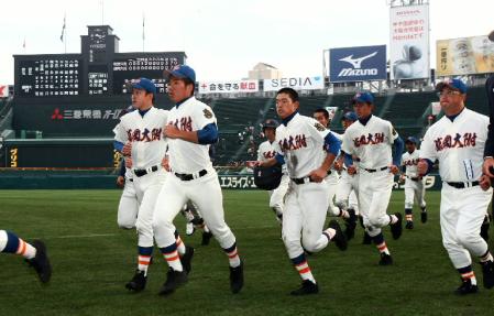 　３回戦で敗れ甲子園を去る盛岡大付ナイン（撮影・岡田育磨）