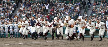 　仙台育英を破りベスト４を決め、喜びを爆発させる高知ナイン（撮影・山口　登）