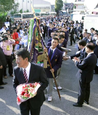 　優勝旗を手に母校に戻り、祝福を受ける浦和学院ナイン