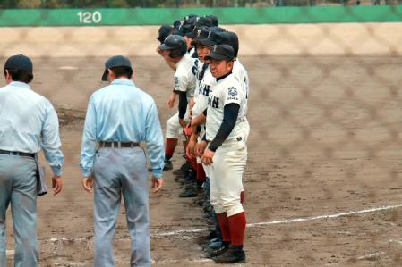 　春季大阪大会で初戦突破を果たした森友哉主将（右端）ら大阪桐蔭ナイン