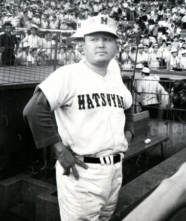 決勝戦で三沢と引き分け、ベンチ前であいさつを終えたナインを見守る松山商・一色監督＝６９年８月１８日、甲子園