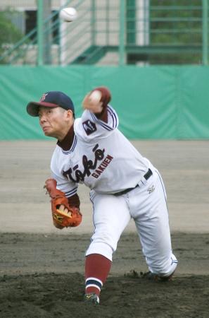 　早実との練習試合で力投する桐光学園の松井