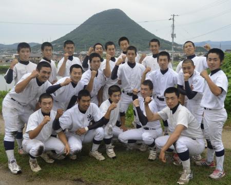 　目指せ頂点！！讃岐富士をバックに意気込む丸亀ナイン（撮影・浜村博文）