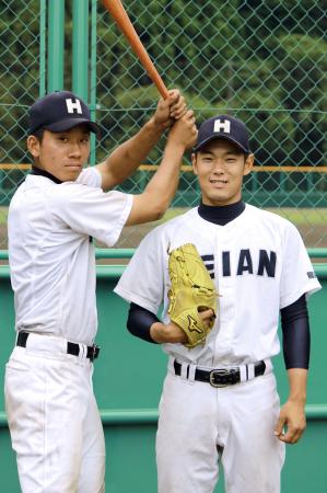 　龍谷大平安のエース・福岡拓弥投手（右）と４番で主将の有田浩之外野手