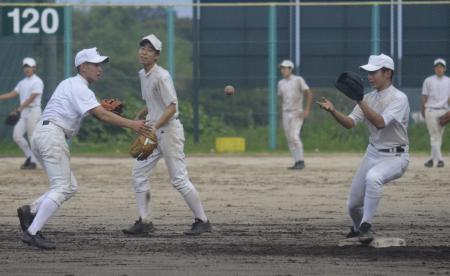 　守備練習に励む土佐ナイン
