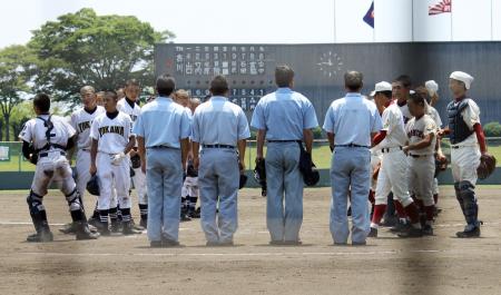 　試合終了であいさつする関学ナイン（右側）と吉川ナイン