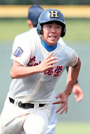 　１回裏、花咲徳栄は古川の先制打で、一走・若月が二塁を回り三塁へ力走する＝埼玉・上尾市民球場