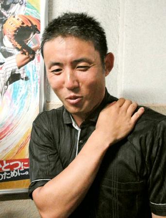 四回戦進出に笑顔を見せる、元プロ野球選手で江戸川の助監督をつとめる伊達昌司氏