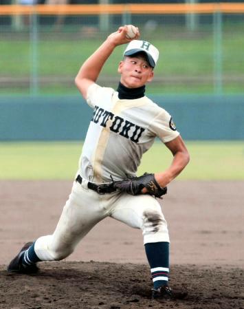 ４番手で登板し、好投した報徳学園・岸田＝ベイコム野球場（撮影・辰巳直之）