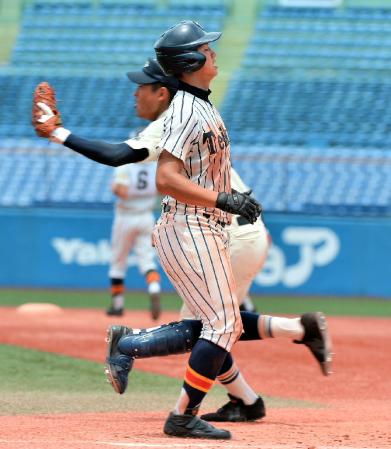 　９回裏２死一塁、投ゴロに倒れ最後の打者となる帝京・石川＝神宮（撮影・会津智海）