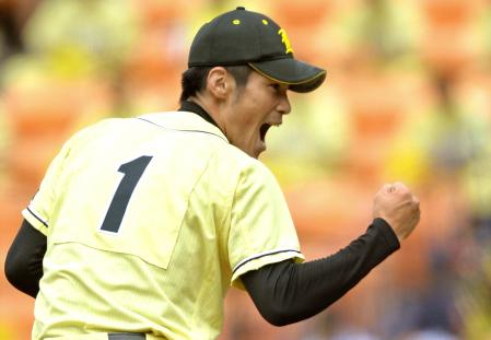 　８回、横芝敬愛・鎌田を三振に打ち取りガッツポーズを見せる千葉英和・小又