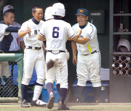 　５回、山下の右越え２点適時三塁打で生還した一走・中西（６）らを出迎える箕島・尾藤監督（右）＝撮影・佐々木彰尚