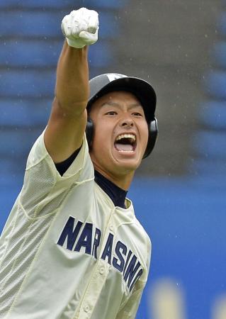 　９回、同点の２点適時二塁打を放った習志野・佐野司