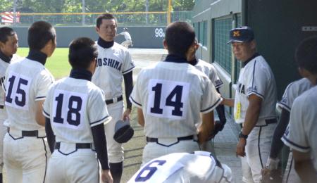 　ナインにゲキを飛ばす箕島・尾藤監督（右）