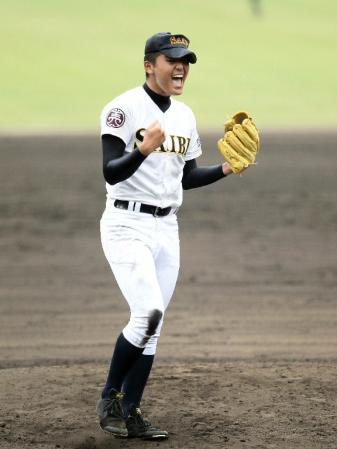 　勝利の瞬間、マウンド上でガッツポーズを見せる済美・安楽＝松山坊っちゃんスタジアム（撮影・北村雅宏）