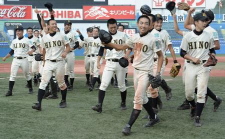 　決勝進出を決め、喜ぶ日野ナイン