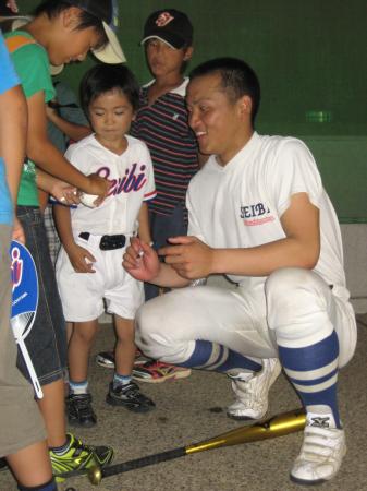 　完封で決勝進出を決め、応援の子供たちに囲まれる福知山成美・仲村渠