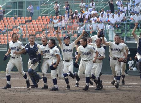 　１３年ぶりの甲子園出場を決め、歓喜の丸亀ナイン（撮影・斉藤章平）