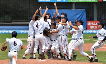 　習志野に勝利し２年連続で甲子園出場を決めた木更津総合ナイン