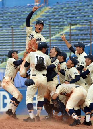 　９年ぶり夏の甲子園出場を決め喜びを爆発させる修徳ナイン＝神宮（撮影・持木克友）