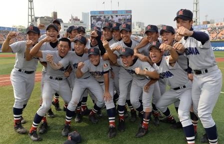 　神奈川県大会を制し大喜びの横浜ナイン（撮影・会津智海）