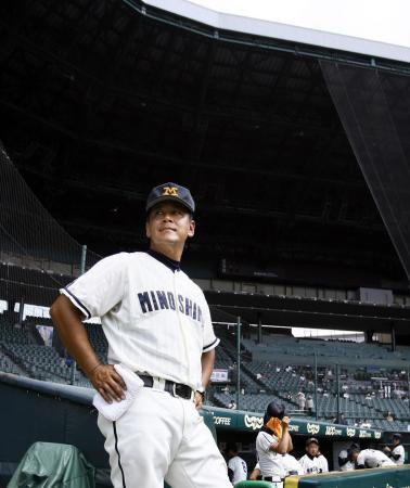 　グラウンドで練習を見つめる箕島・尾藤監督（撮影・岡田育磨）