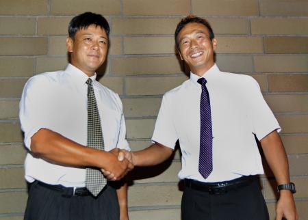 　（左から）箕島・尾藤監督と星稜・山下智茂名誉監督の長男・智将部長はガッチリと握手を交わした（撮影・田中太一）